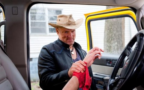woody harrelson regardant une main