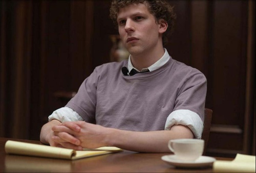 jesse eisenberg attentif