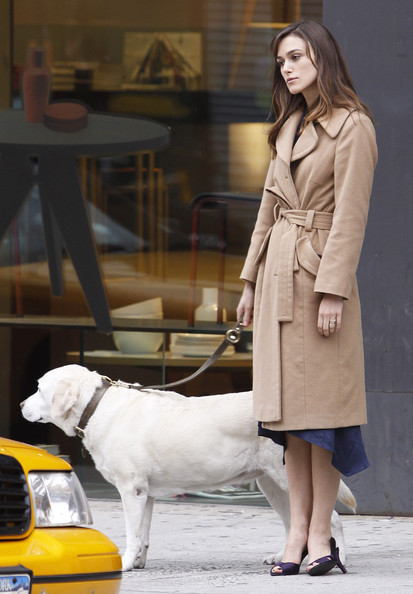 keira knightley promenant son chien sur le tournage de last night