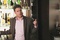 seth rogen devant son bar
