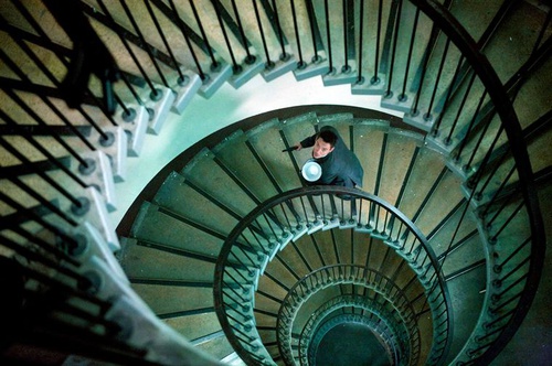 jonathan rhys meyers dans les escaliers