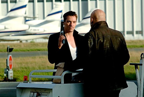 jonathan rhys meyers de face et arm  