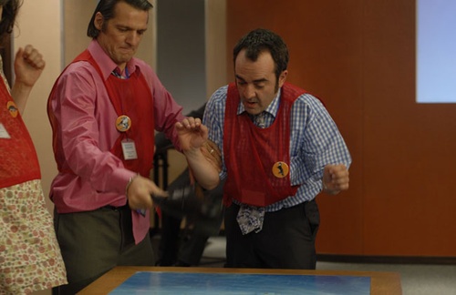 bruno solo et yvan le bolloc h construisent le puzzle