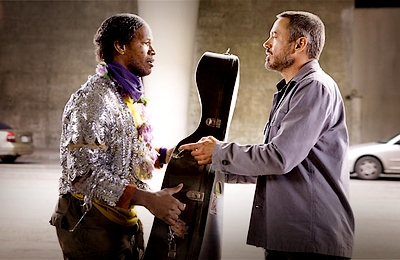robert downey jr offant un violoncelle a jamie foxx
