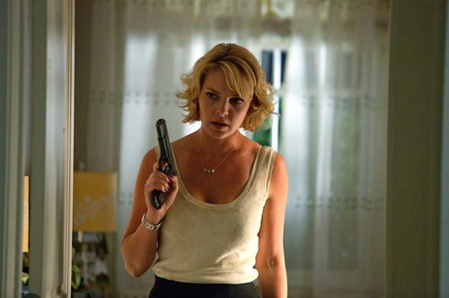 heigl avec un pistolet