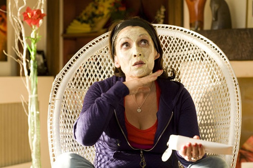 Chantal Lauby, crème de soin sur le visage