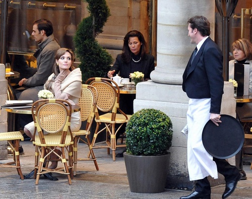 angelina en terrasse pour les besoins du film