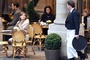 angelina en terrasse pour les besoins du film