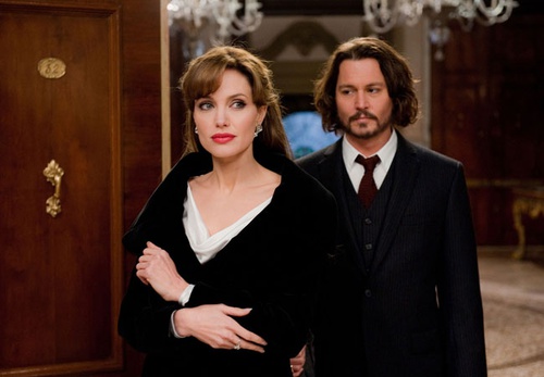 angelina jolie suivie par johnny depp