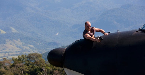 jason statham dans un avion