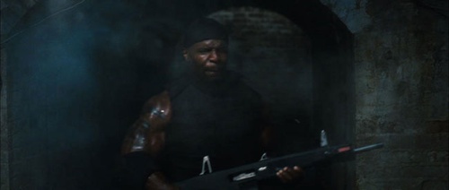 terry crews arme en main