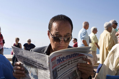 François Berléand lit le journal