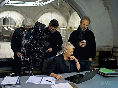 judi-dench-sam-mendes-tournage-skyfall-jpg