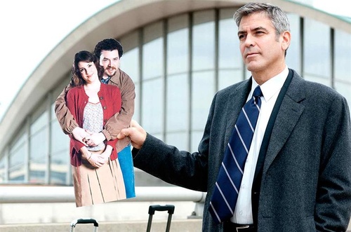 george clooney avec une mini affiche dans la main