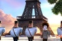 des gendarmes au pied de la tour eiffel