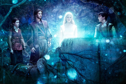 une apparition entre georgie henley ben barnes et skandar keynes