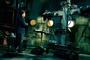 costas mandylor devant une machine