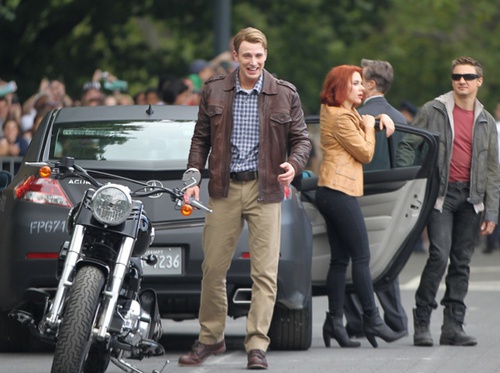 chris-evans-scarlett-johansson-jeremy-renner-png