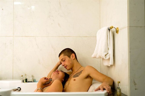 cyril descours et nina meurisse dans la baignoire