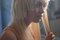 dakota fanning se coupant les cheveux