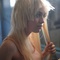 dakota fanning se coupant les cheveux - Les Runaways 