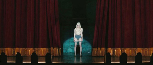 emily browning sur scene