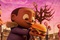 un enfant avec un hamburger