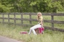 miley cyrus assises sur une valise