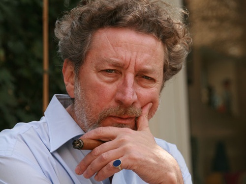 robert guediguian fume un cigare