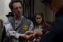 Gad Elmaleh présente sa carte aux policiers
