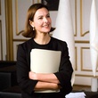 carole bouquet dans son bureau