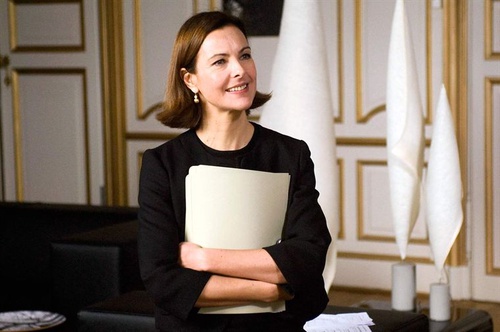 carole bouquet dans son bureau
