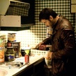 clovis cornillac remplissant une cannette de coca