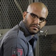 amaury nolasco portant des lunettes