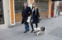 alain chabat et mathilde seigner promenant tr  sor