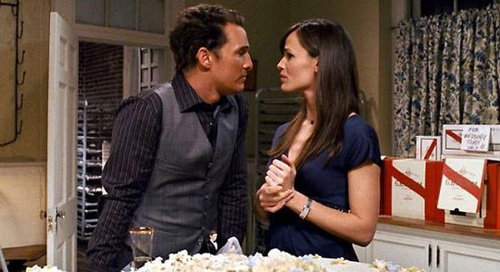 matthew mcconaughey et jennifer garner devant un gateau d  truit