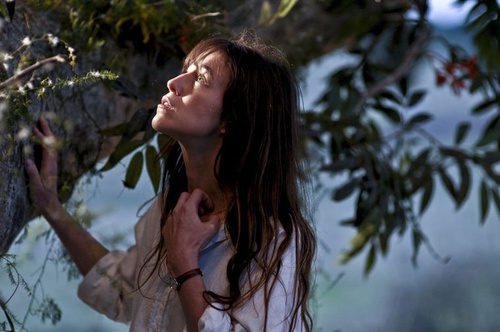 charlotte gainsbourg regardant le figuier