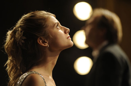 m  lanie laurent et aleksei guskov en arri  re plan