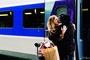 valerie bruni tedeshi et yvan attal devant le tgv