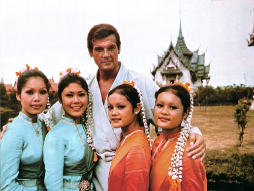 roger-moore-au-centre-jpg