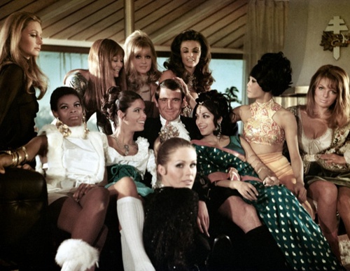 george-lazenby-bien-entoure-png