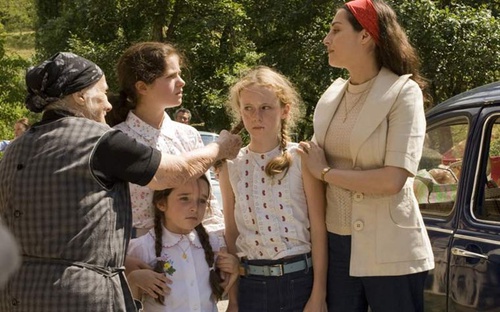 louise herrero roxane monnier zo   duthion amira casar