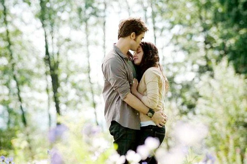 H  sitation couple dans la clairiere