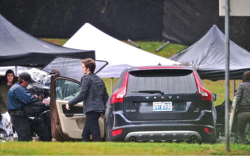 photo tournage robert pattinson sortant de la voiture