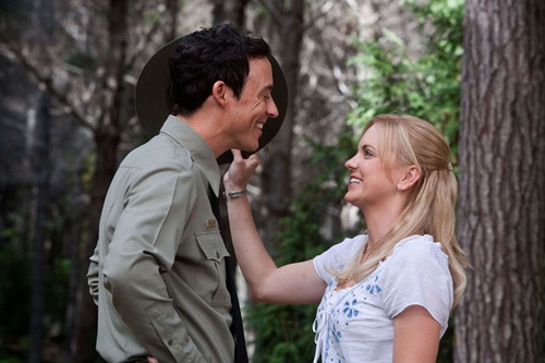 Tom Cavanagh et Anna Faris dans la forêt