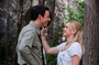 Tom Cavanagh et Anna Faris dans la forêt