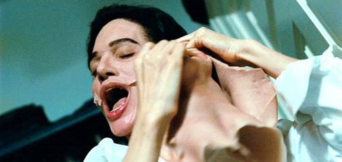 angelina jolie retirant un masque