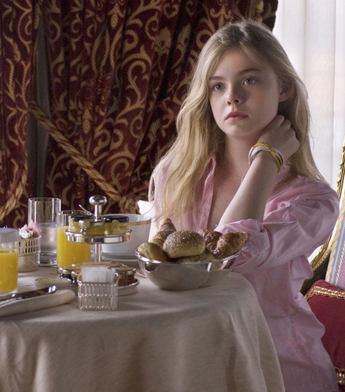 Elle Fanning à table
