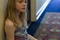 Elle Fanning dans le couloir
