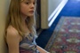 Elle Fanning dans le couloir